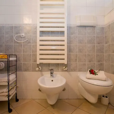 Sleeps 4 Air Con Wifi Appartamento Desenzano del Garda