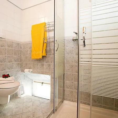 Sleeps 4 Air Con Wifi
