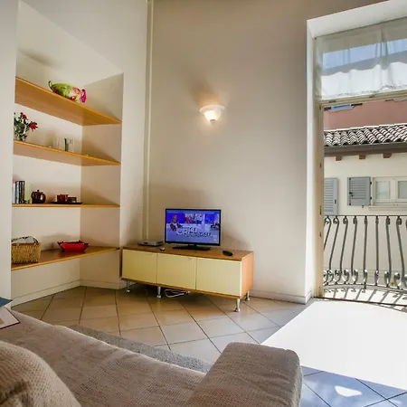 Sleeps 4 Air Con Wifi Appartamento Desenzano del Garda
