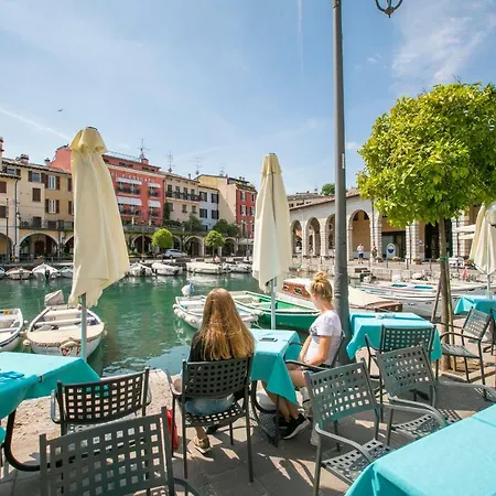Sleeps 4 Air Con Wifi Appartamento Desenzano del Garda